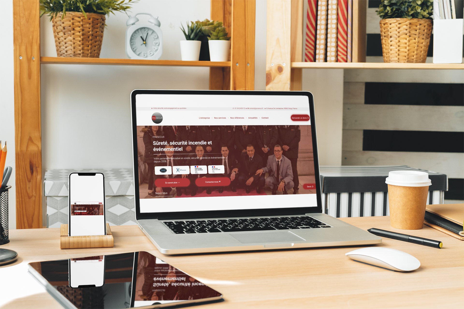 Un ordinateur portable est ouvert sur un site Web sur un bureau en bois.