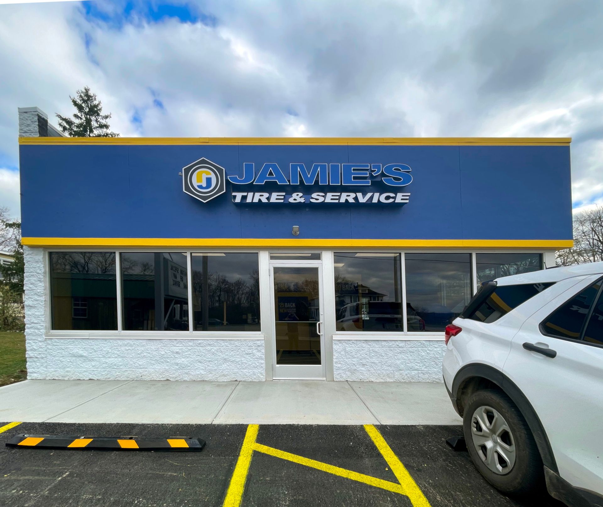 Shop outside | Jamie's Tire & Service