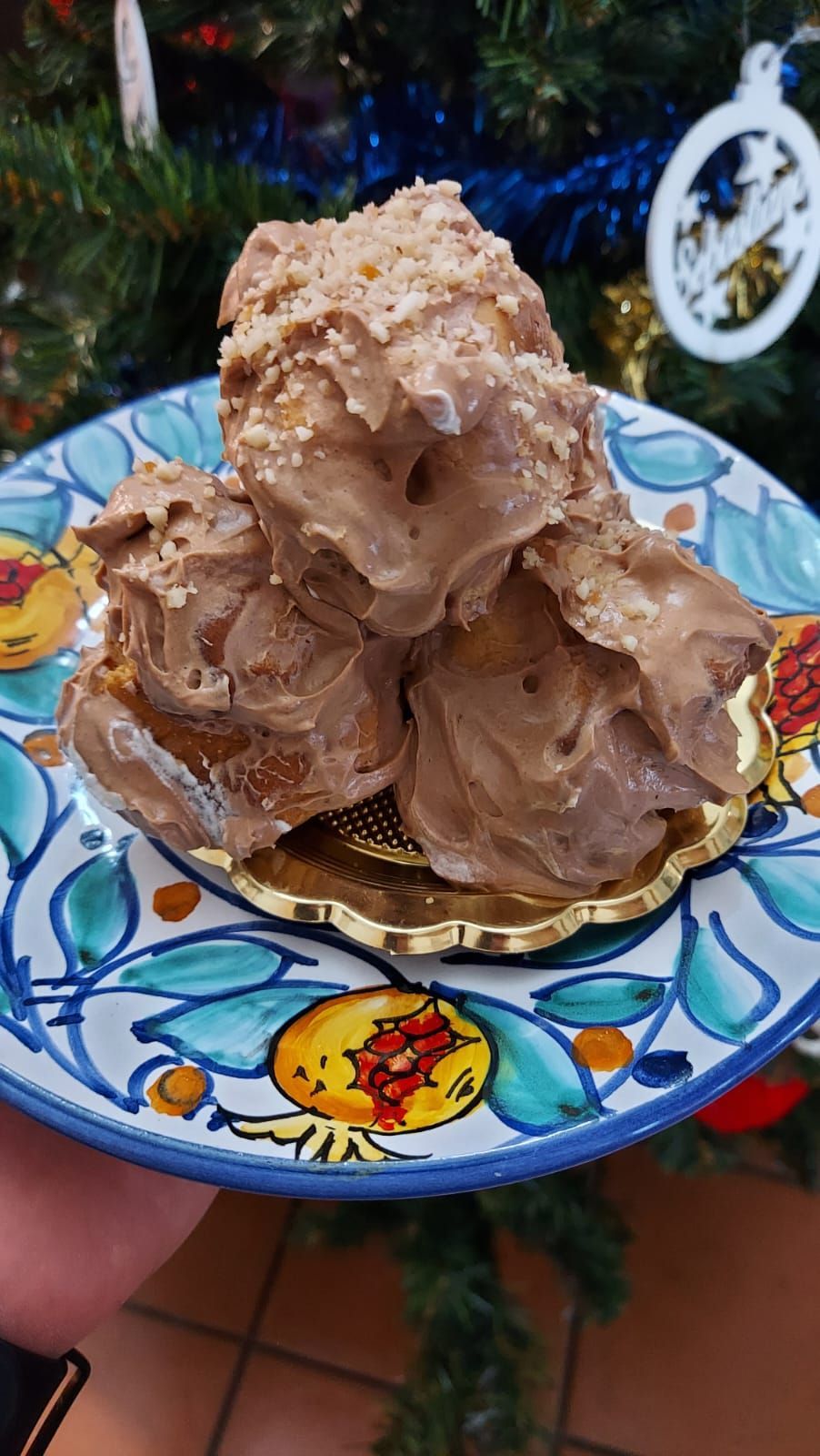 una persona tiene in mano un piatto di cibo.