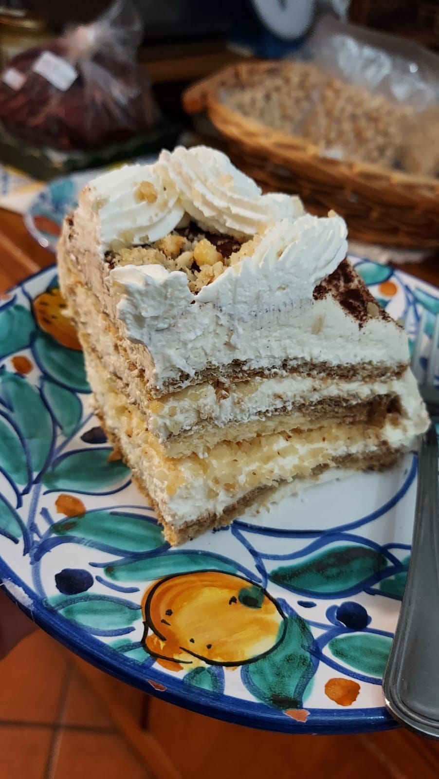 una fetta di torta è su un piatto con una forchetta.