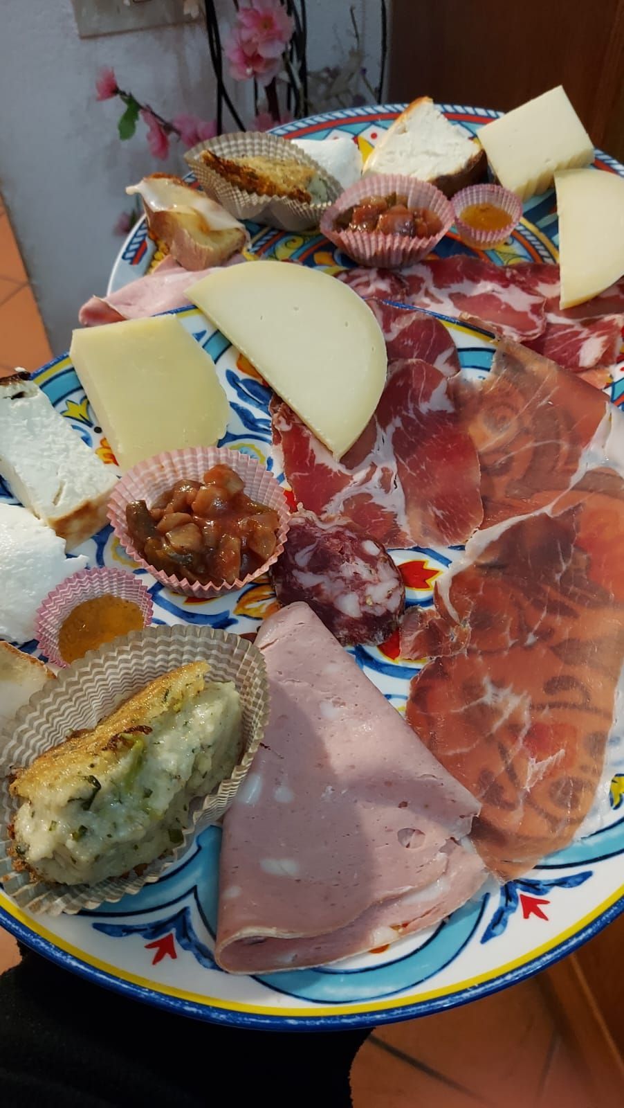 un piatto di cibo con carne e formaggio su un tavolo.