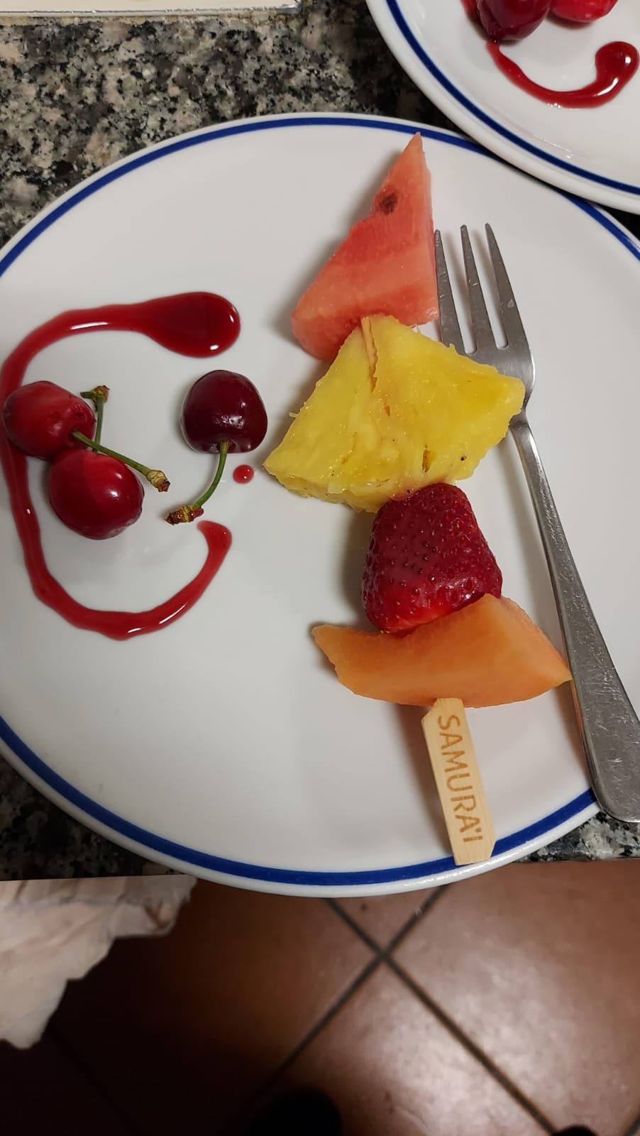 un piatto di frutta con una forchetta con su scritto samurai