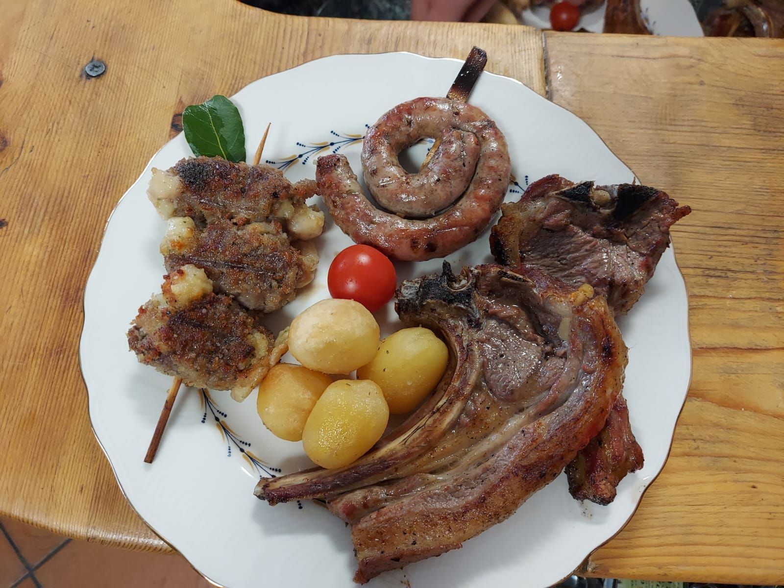 un piatto di carne e patate su un tavolo di legno