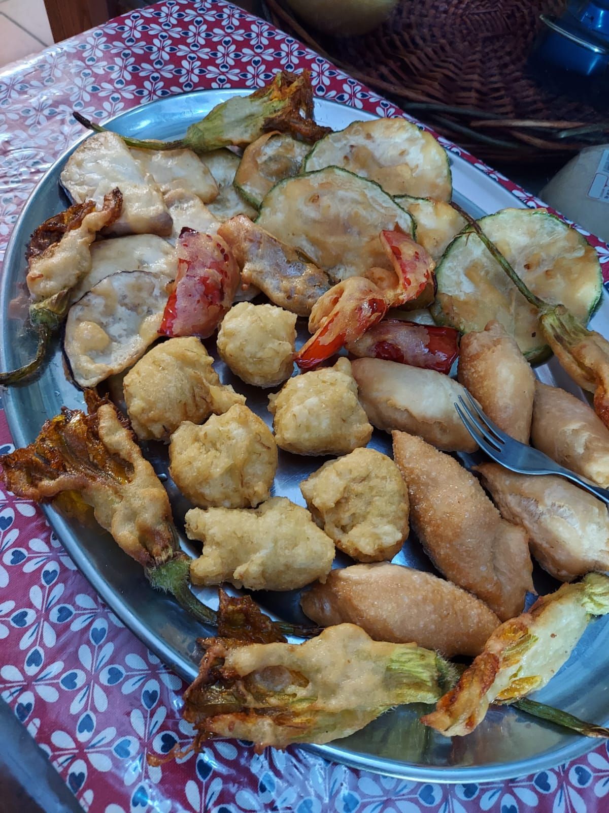 un piatto di cibo con una forchetta su un tavolo.