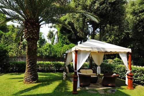 Giardino con gazebo