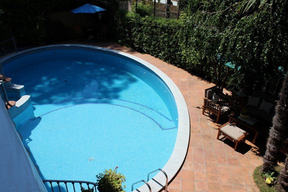 Particolare piscina all'aperto hotel Kyrton