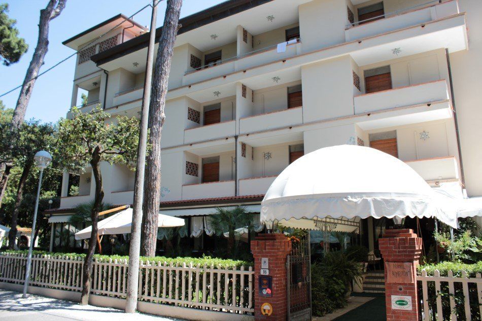 Esterno  facciata hotel con camere con balconi