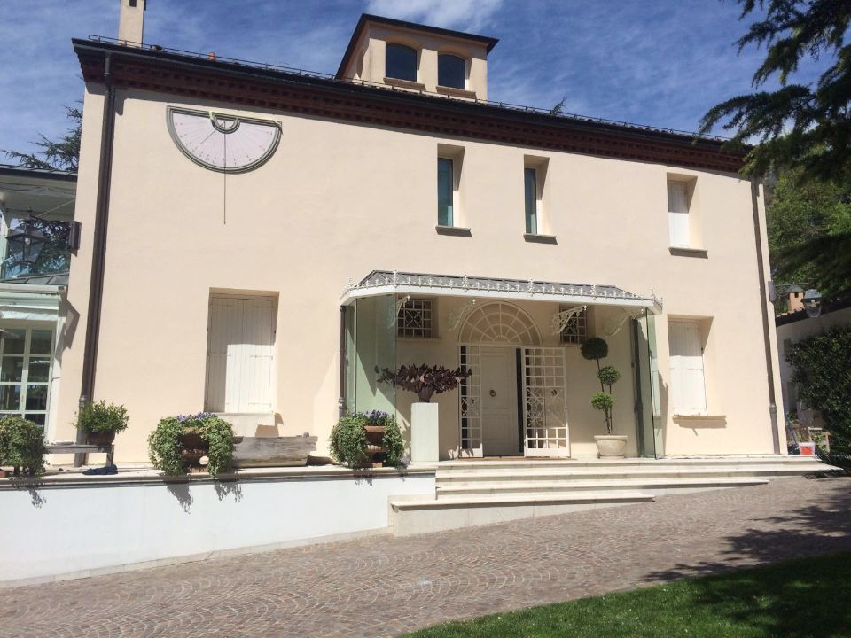 Ingresso villa con meridiana