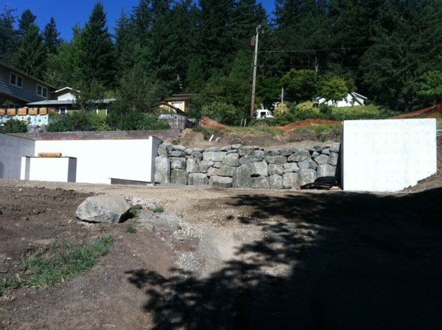 Retaining Wall in Middle of White Walls — Eugene, OR — Braun Excavating Inc.