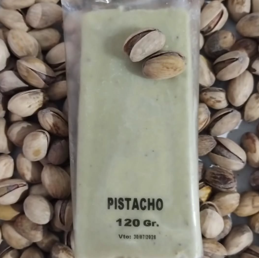 Crema de pistachos envasada (120 g) con dos pistachos encima, rodeados de pistachos dispersos.