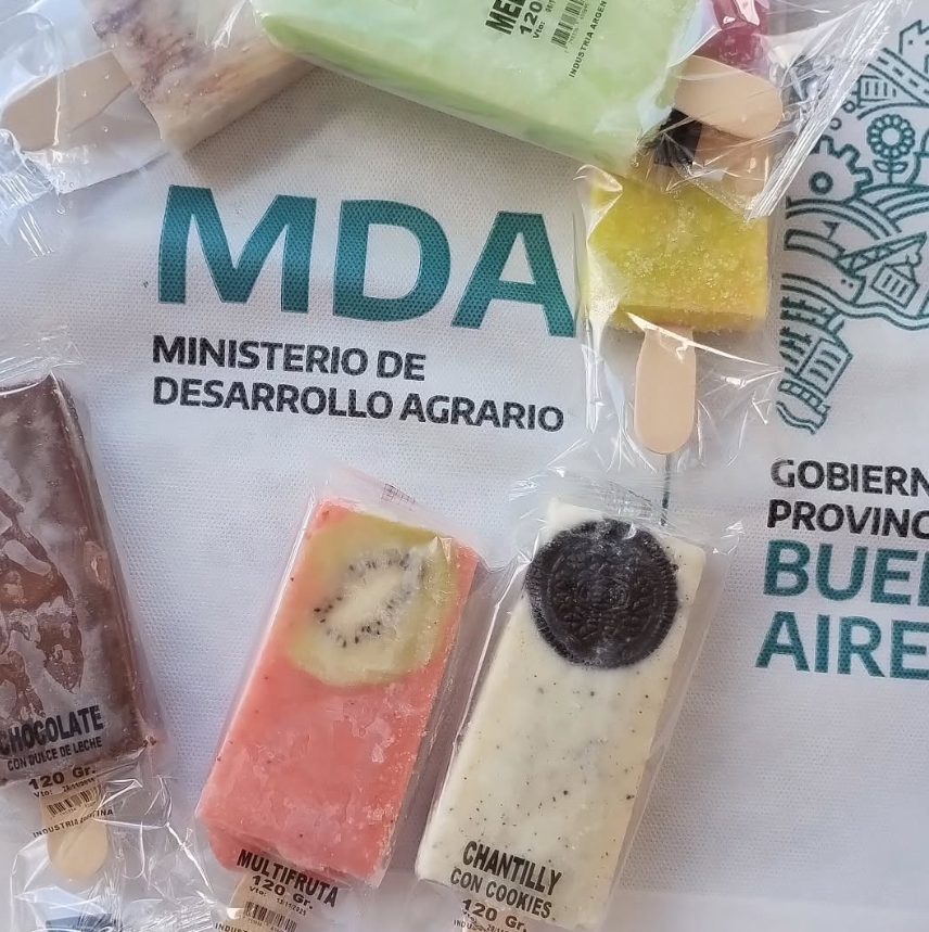 Paletas variadas en envoltorios, dispuestas sobre una superficie blanca con el logo del Ministerio de Desarrollo Agropecuario.
