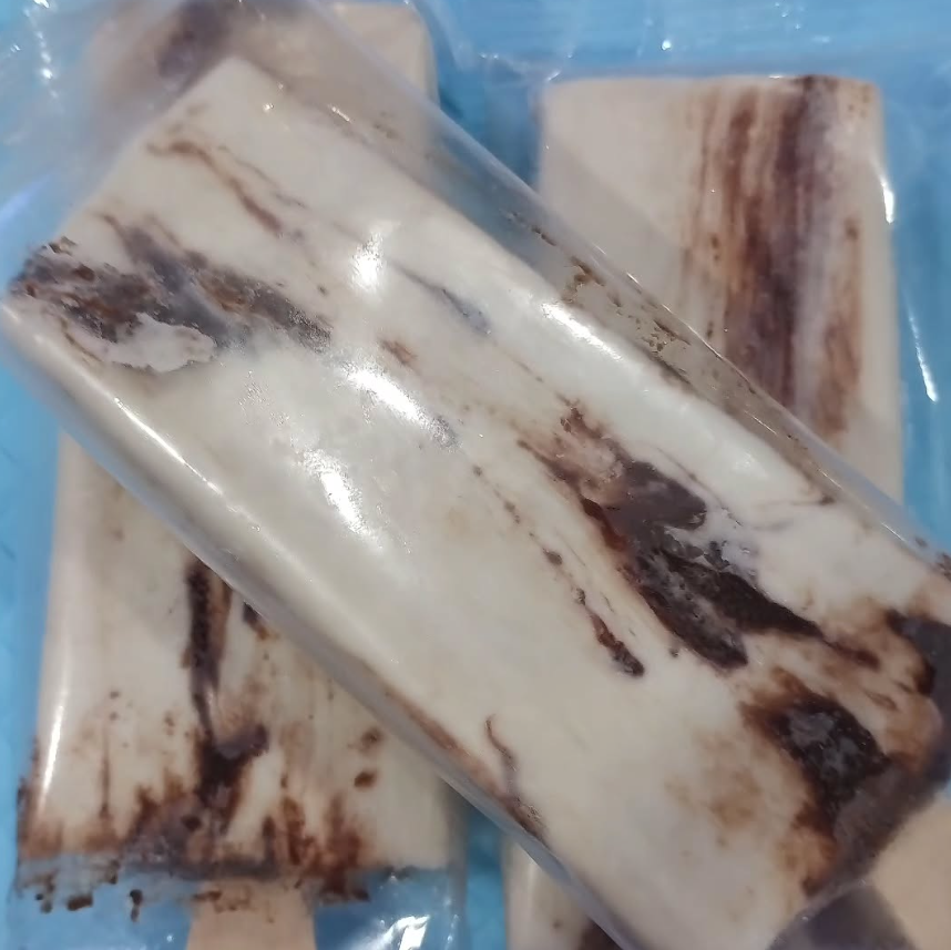 Paletas de hielo con forma de remolino de chocolate envueltas en plástico.