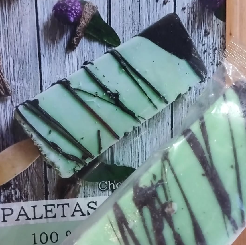 Barras de helado de color verde menta con un toque de chocolate negro.