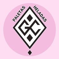 Círculo rosa con “PALETAS HELADAS” y un logo en blanco y negro: “GC” dentro de un diamante.