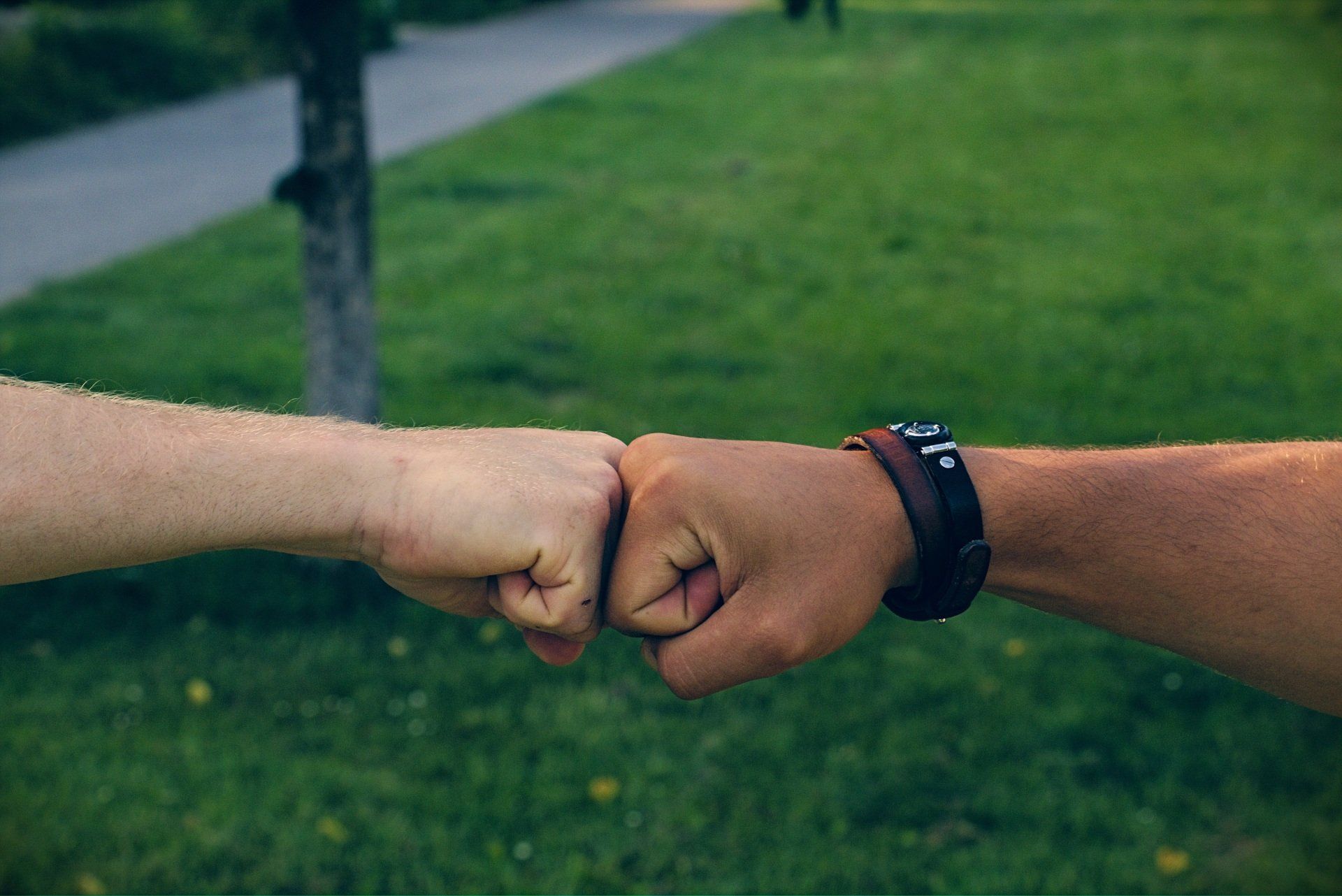 Быть надежной и простой. Мужская Дружба. Дружба рукопожатие. Дружба фото. Мужское рукопожатие.