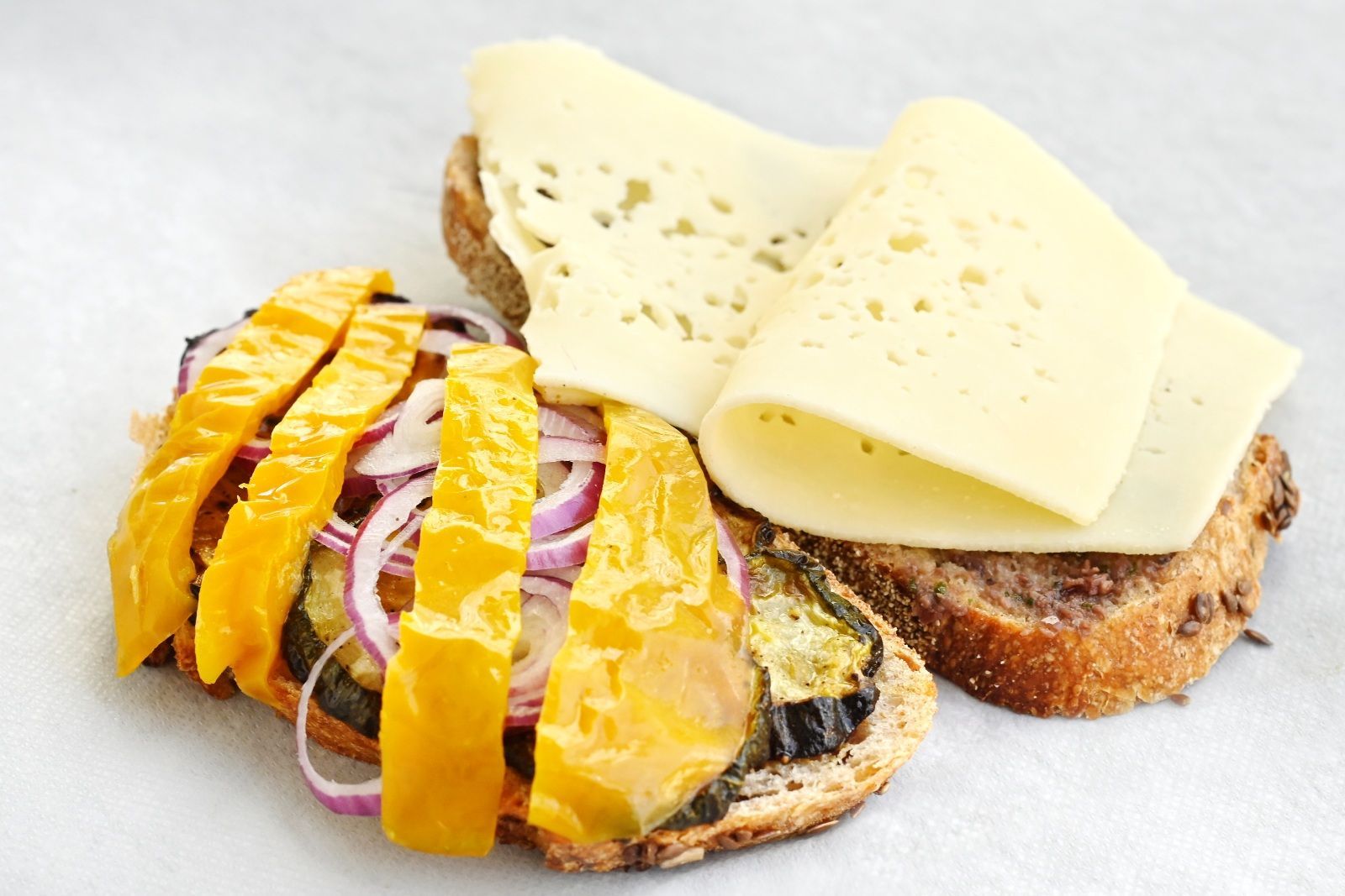 ג'בטה/פוקצ'ה עם גבינה צהובה, פלפל קלוי וירקות - עם טפנד זיתים, זוקיני קלוי, בצל סגול וחסה.