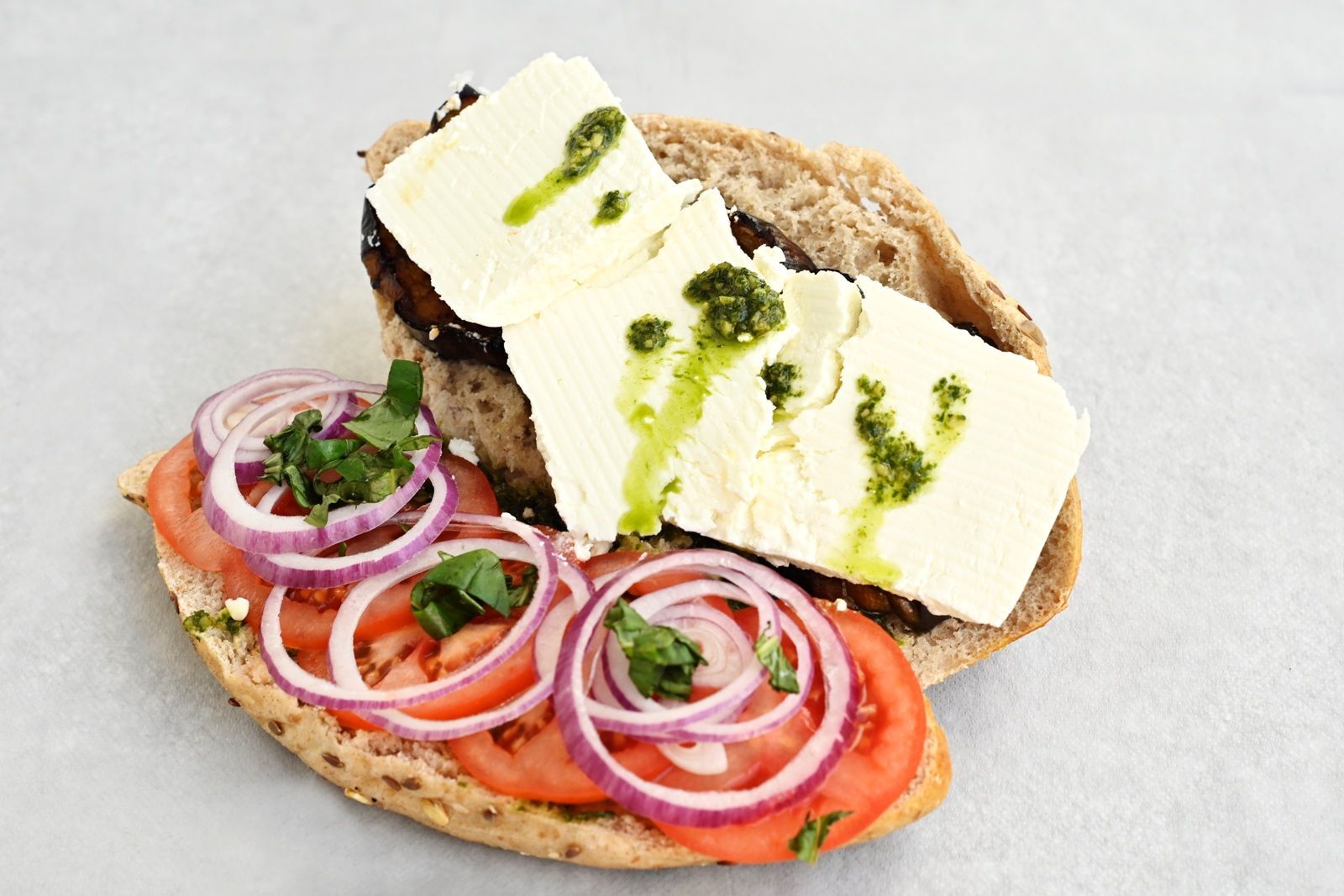 ג'בטה/פוקצ'ה פסטו, גבינת פטה וחציל קלוי - עם בצל, עגבנייה וחסה.