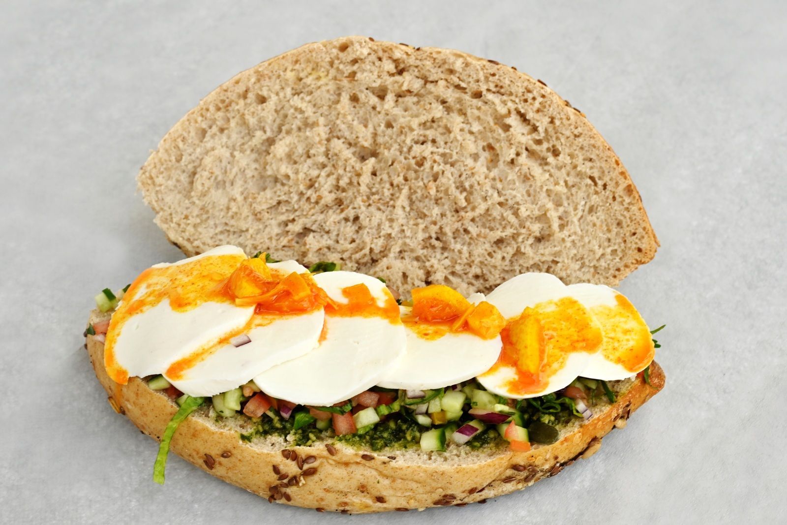 ג'בטה/פוקצ'ה גבינת מוצרלה וסלט טרי קצוץ - עם עלי נענע, לימון כבוש וזיתי קלמנטה.