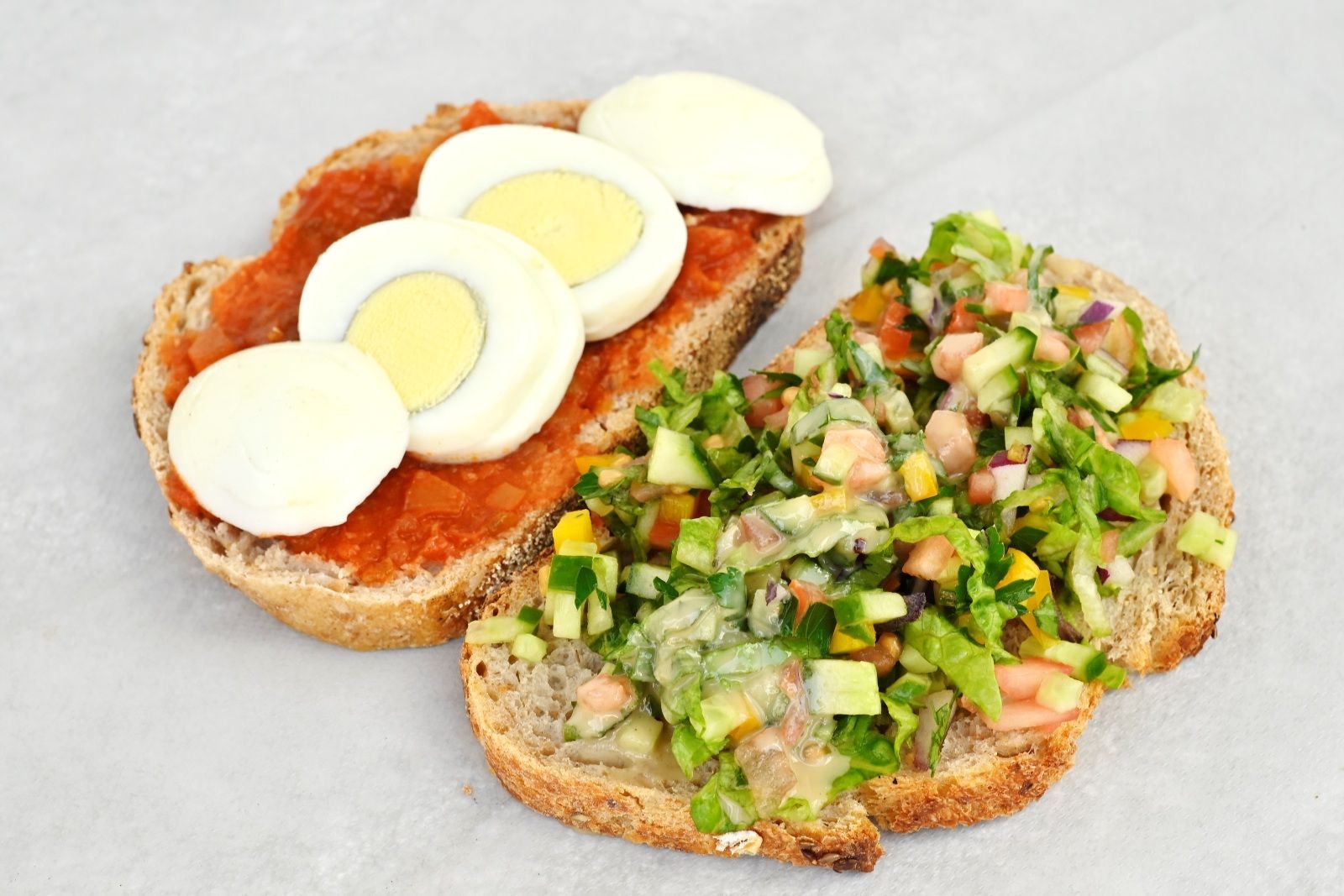 ג'בטה/פוקצ'ה מטבוחה וביצה קשה - עם סלט קצוץ, טחינה גולמית ולימון.