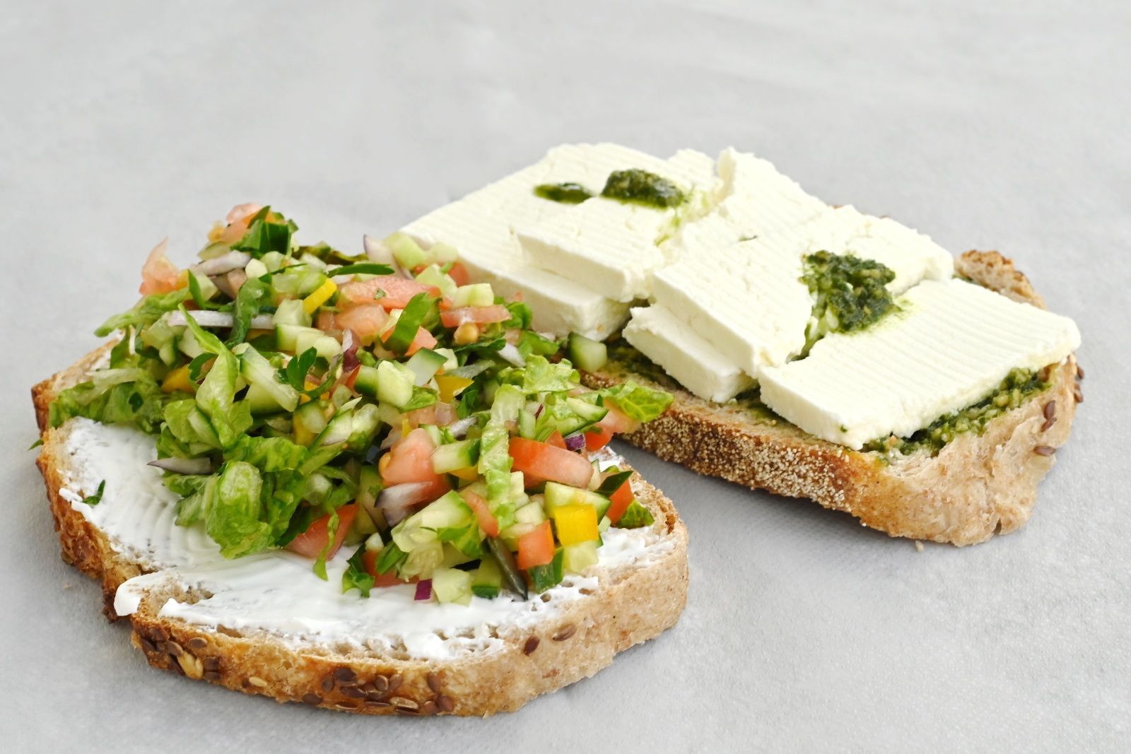 ג'בטה/פוקצ'ה גבינת שמנת ובולגרית - עם פסטו - זוקיני קלוי וירקות קצוצים