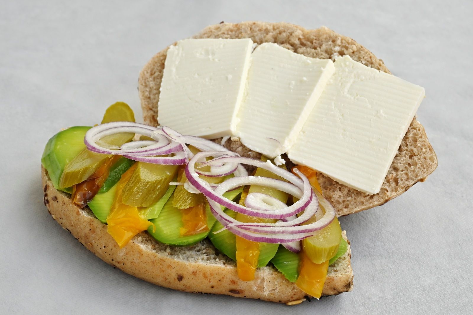 ג'בטה/פוקצ'ה עם פרוסות אבוקדו וגבינה בולגרית - עם מלפפון, בצל סגול ופלפל קלוי