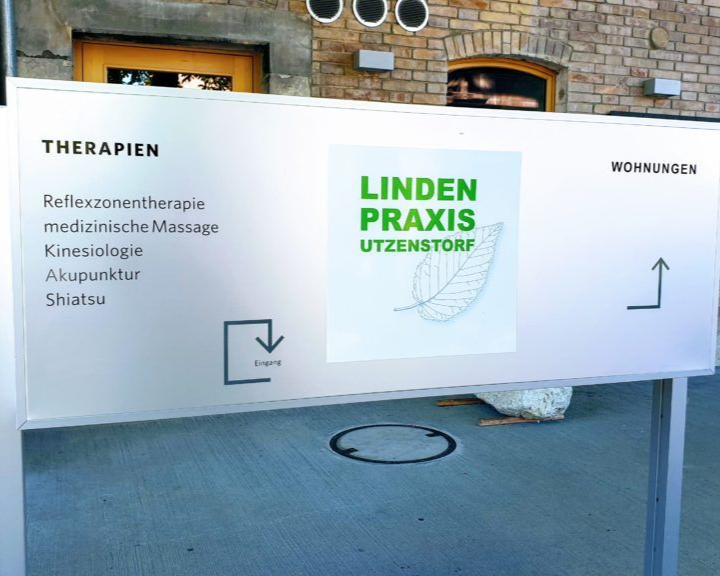 Schild für Linden Praxis in Utzenstorf. Zeigt Wegbeschreibung.