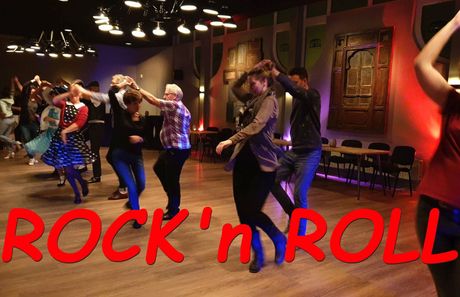Mensen dansen rock-'n-roll in een danszaal. Rode tekst 
