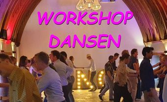Workshop: Mensen dansen in een zaal, met de roze tekst 