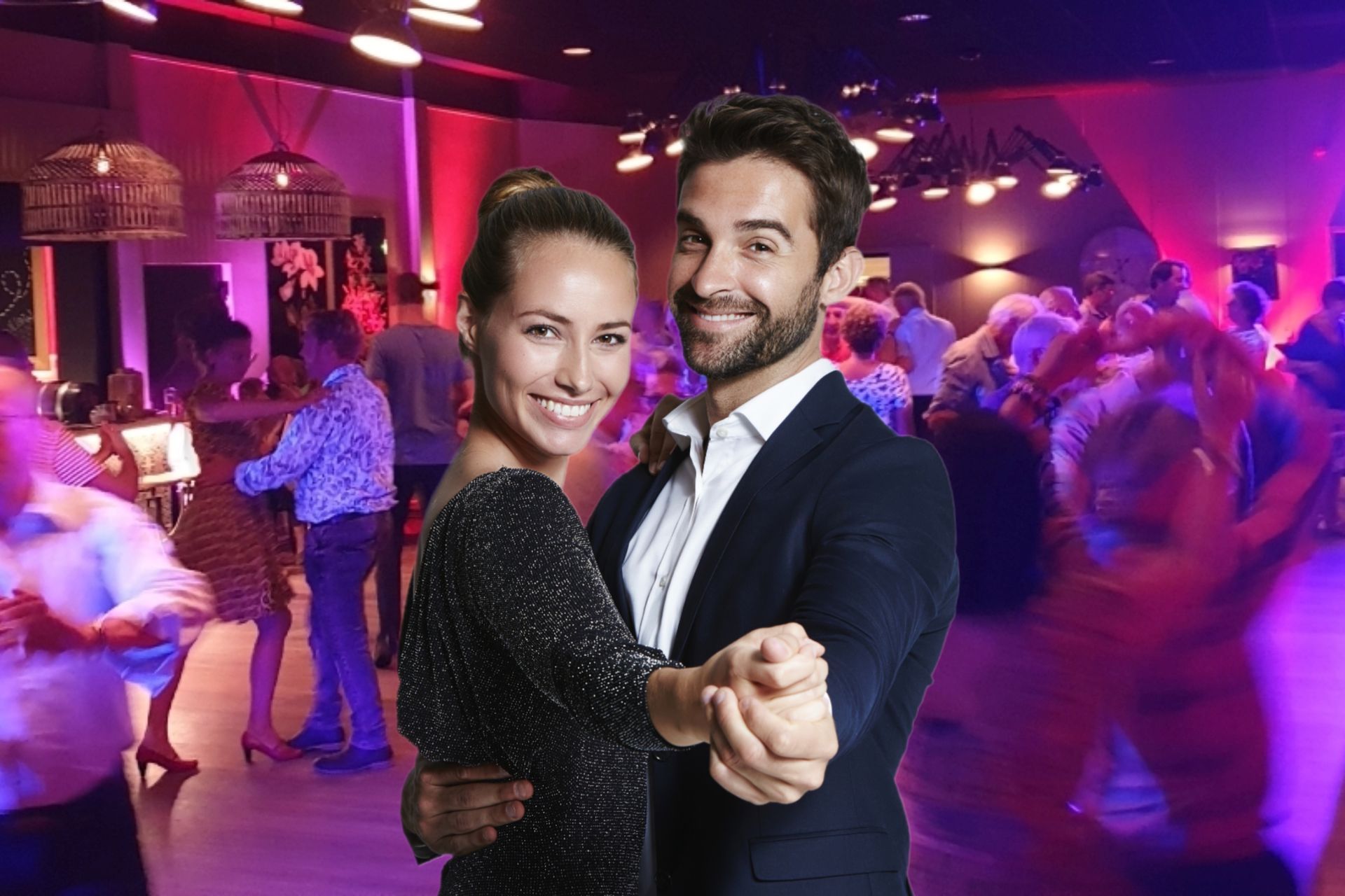 Een paar dansend in een balzaal, de vrouw in een rode jurk, de man in een pak. Ze hebben een serieuze blik.