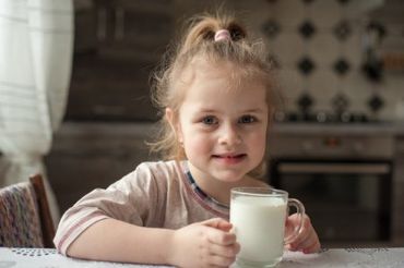 bambina che beve il latte
