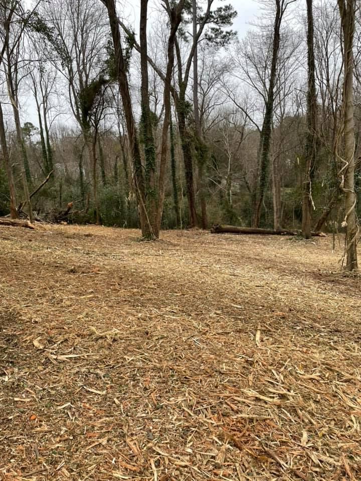 A wooden fence is sitting in the middle of a grassy field.