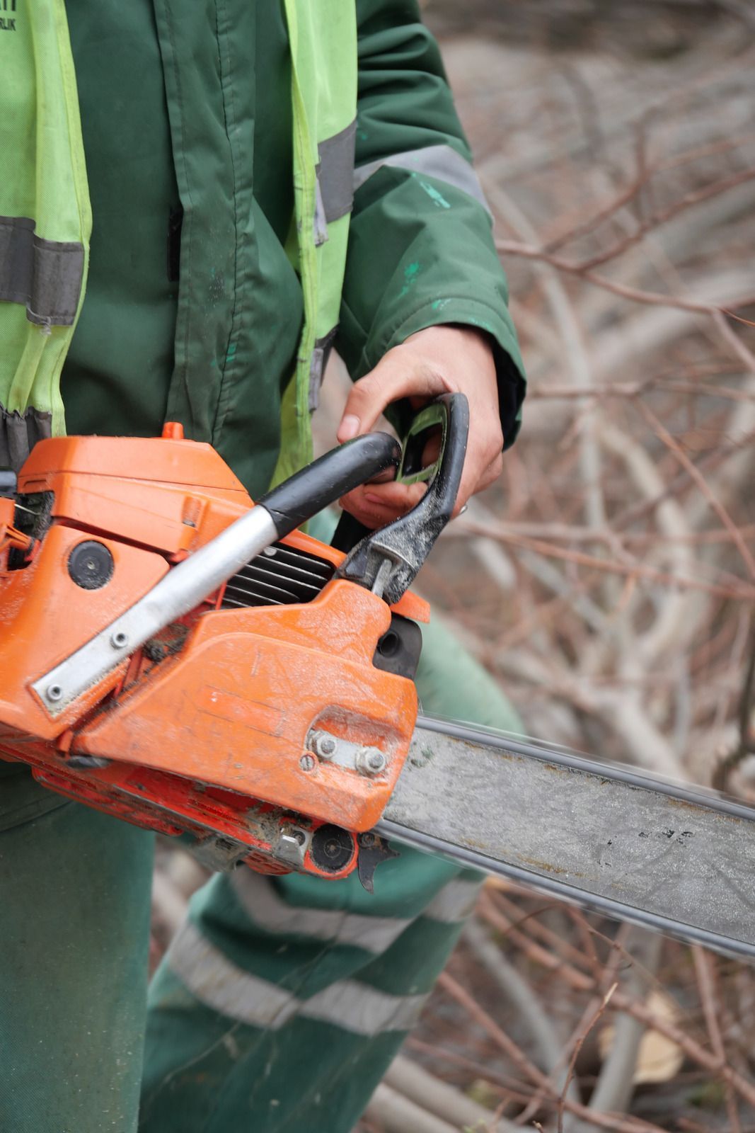 A wooden fence is sitting in the middle of a grassy field.