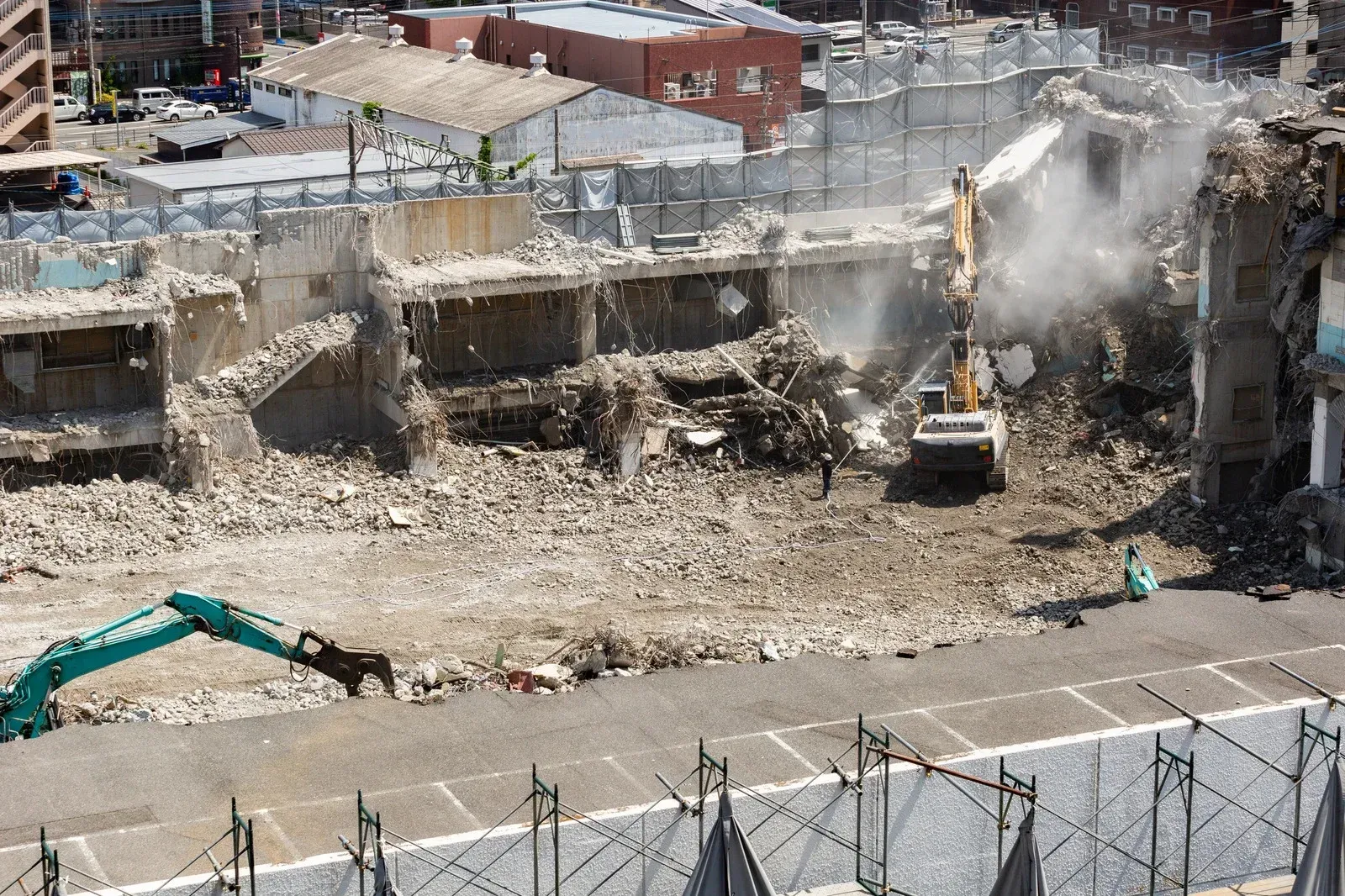 A wooden fence is sitting in the middle of a grassy field.