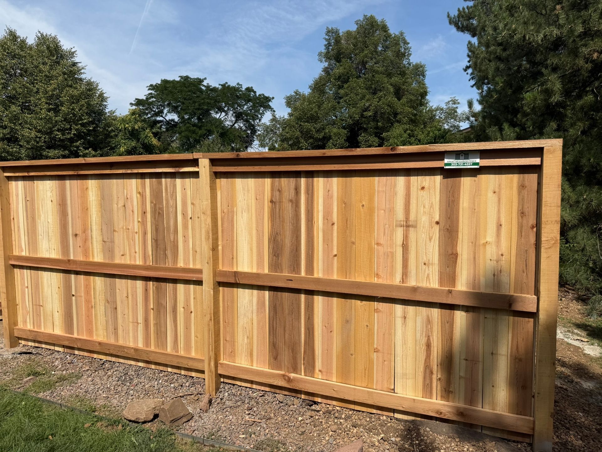 back of privacy fence with top cap and fence plate