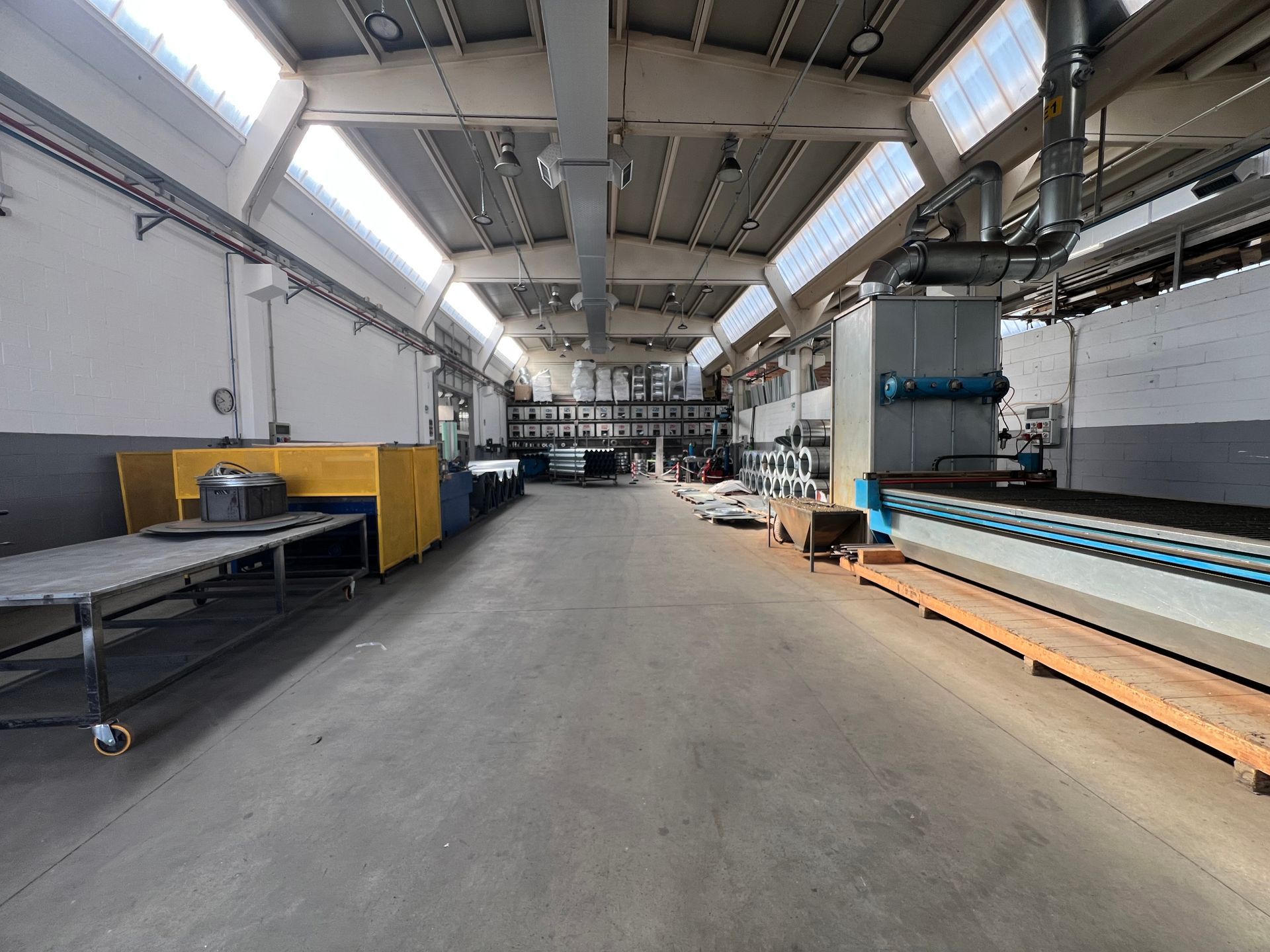 Una piscina con vista sull'oceano e un albero sullo sfondo