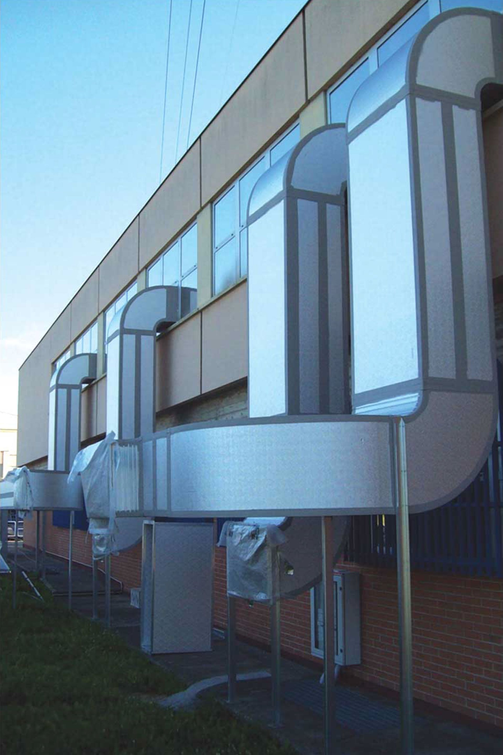 Una grande piscina circondata da un ponte in legno con vista sull'oceano