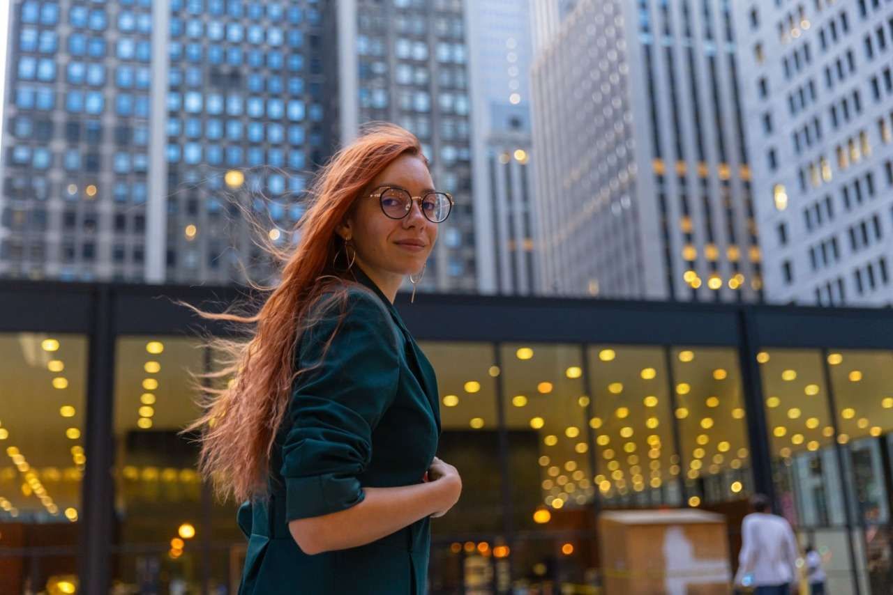 A corporate woman standing in chicago| Chicago Travel Tips for Business Travelers