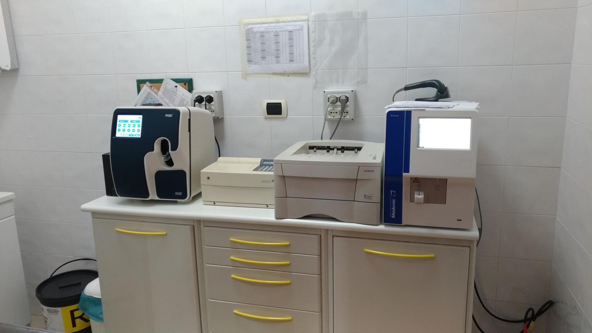 Un laboratorio con una stampante e una stampante su un bancone.