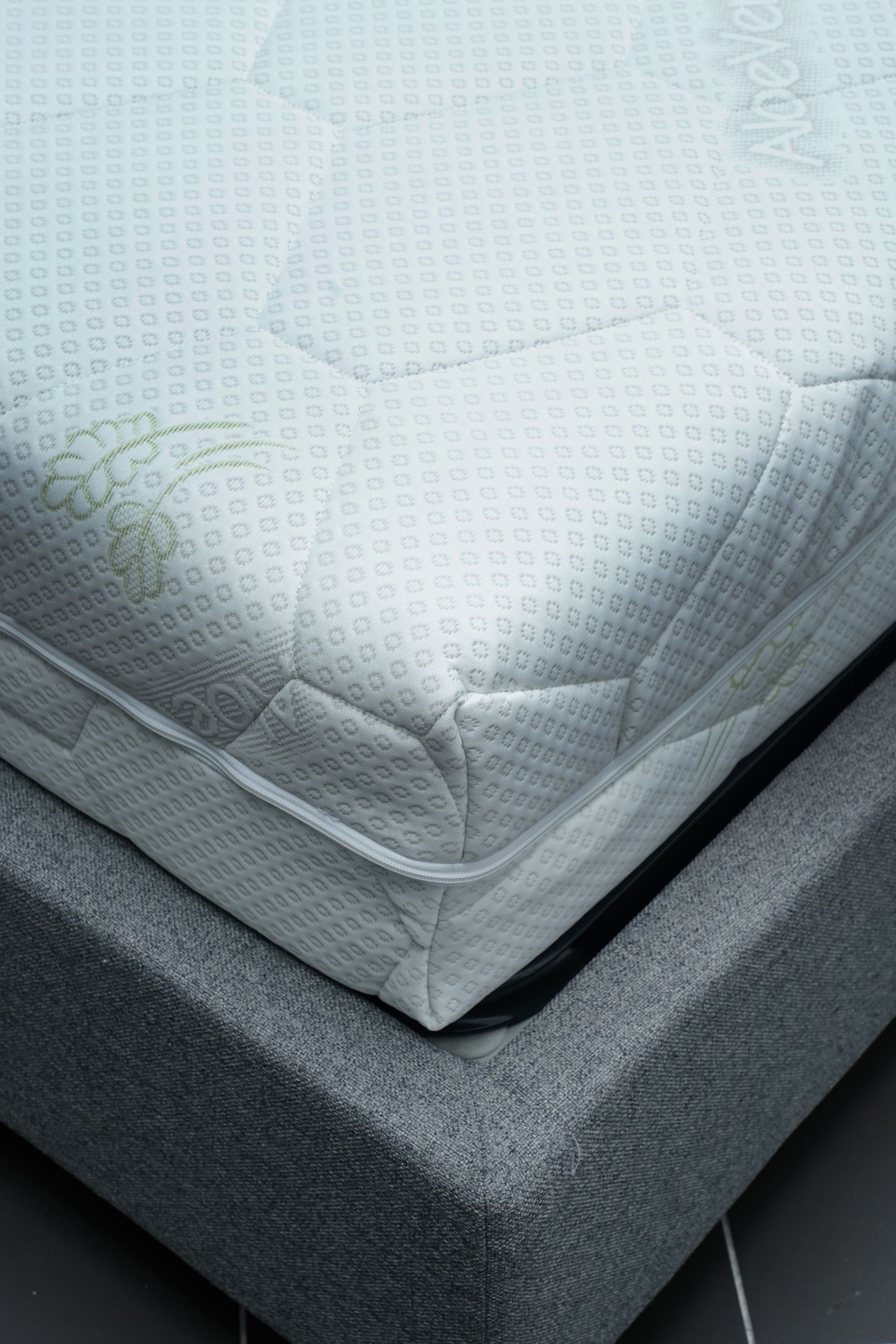 Un materasso è appoggiato sopra la struttura del letto.