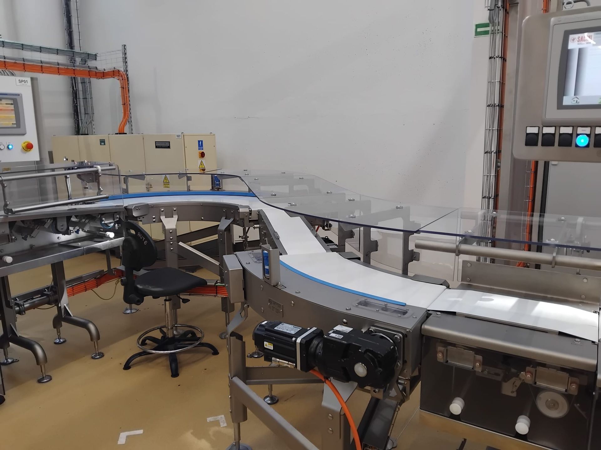 Machine conveyor guard made of clear tempered glass – ensures safety and visibility in production lines.