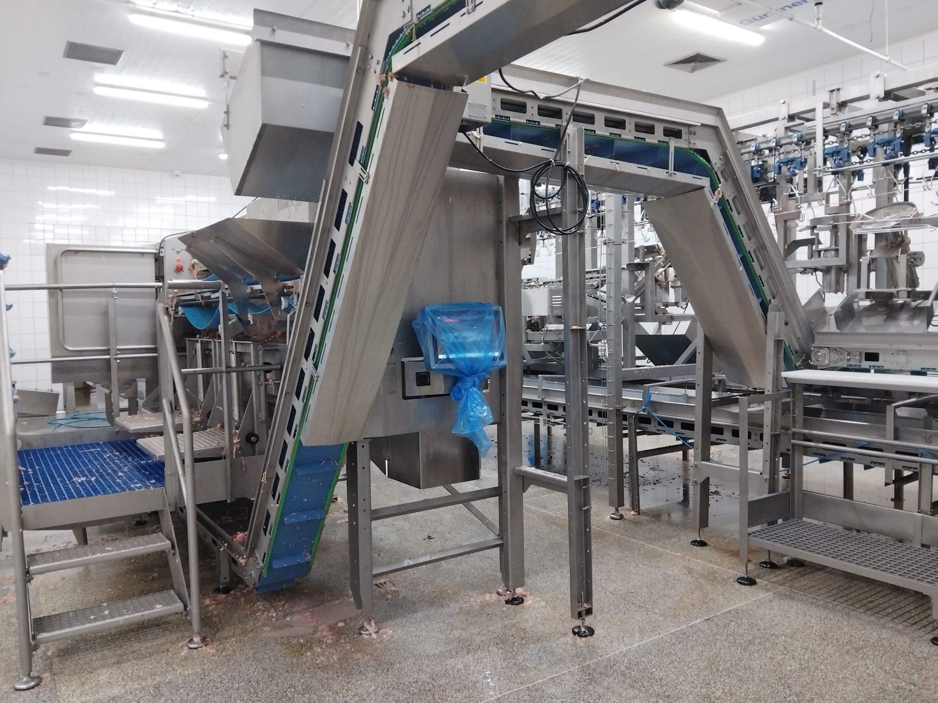 Inclined conveyor with full stainless steel housing – perfect for hygienic food processing environments