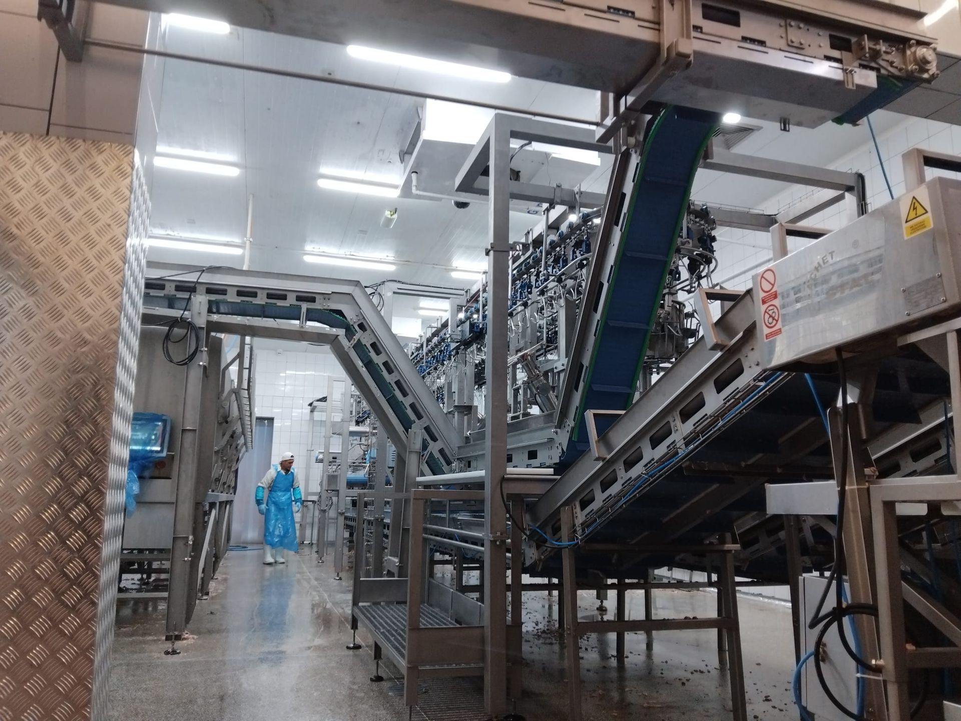 Inclined conveyor with full stainless steel housing – perfect for hygienic food processing environments