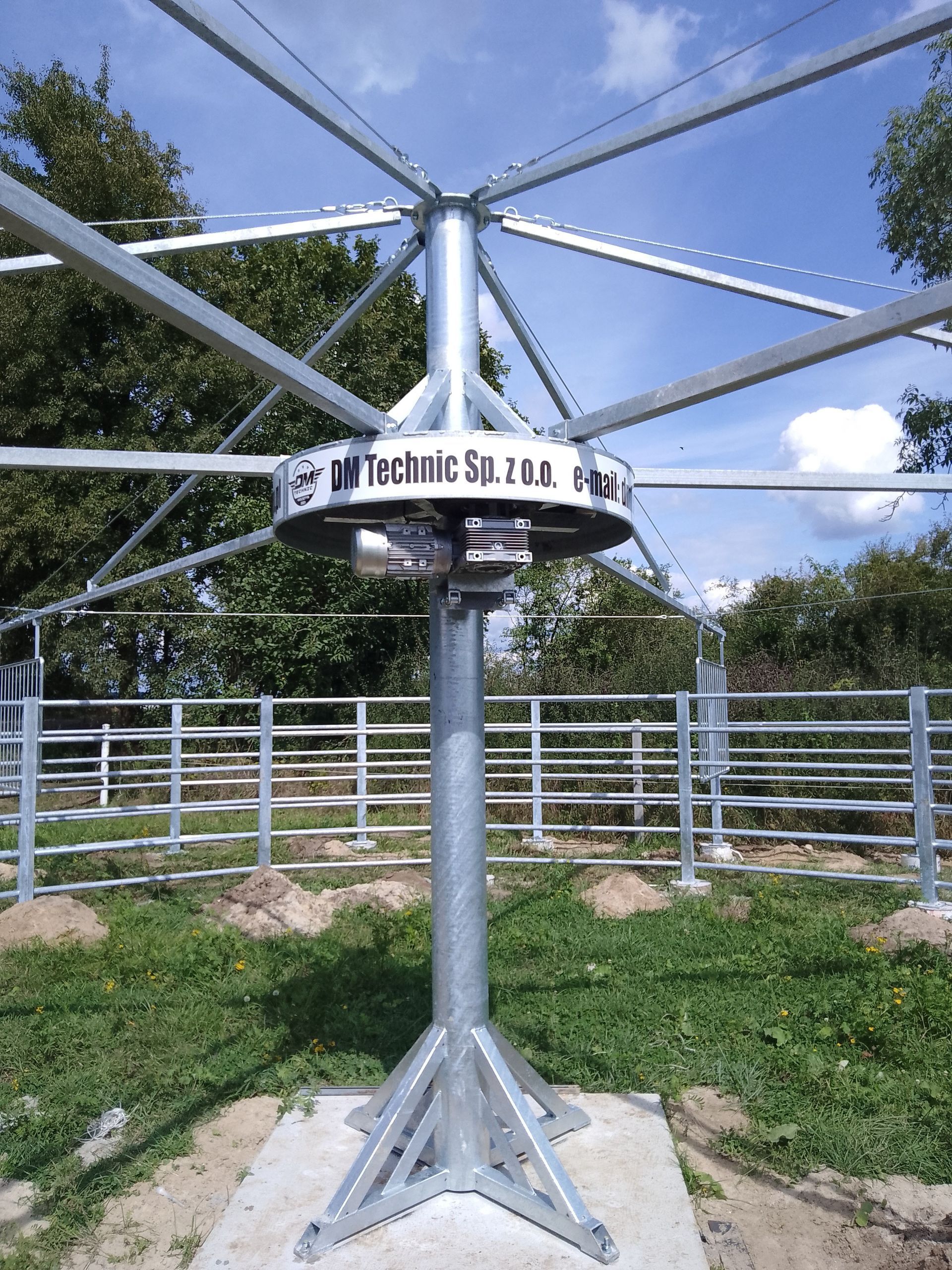 Steel structure of horse walker – central rotating beam from DM Technic for controlled horse training systems.