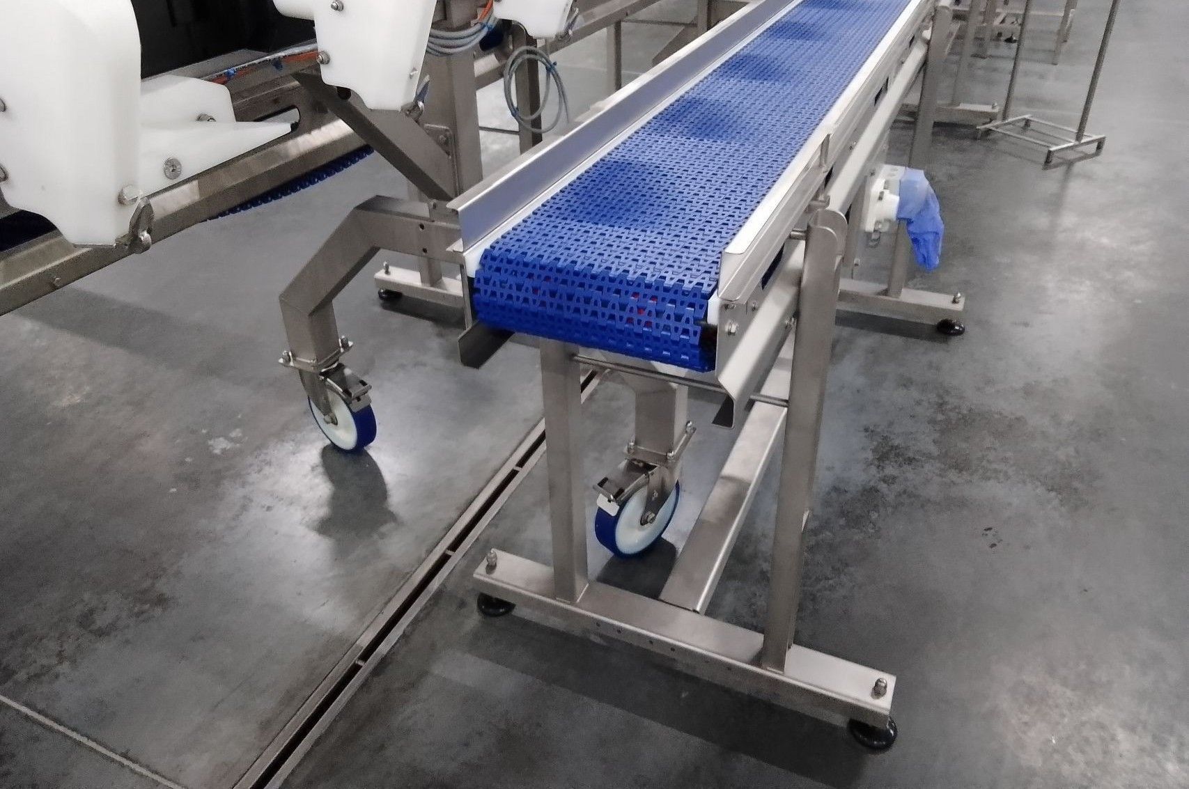 Compact stainless steel modular conveyor for hygienic and efficient product handling – DM Technic.