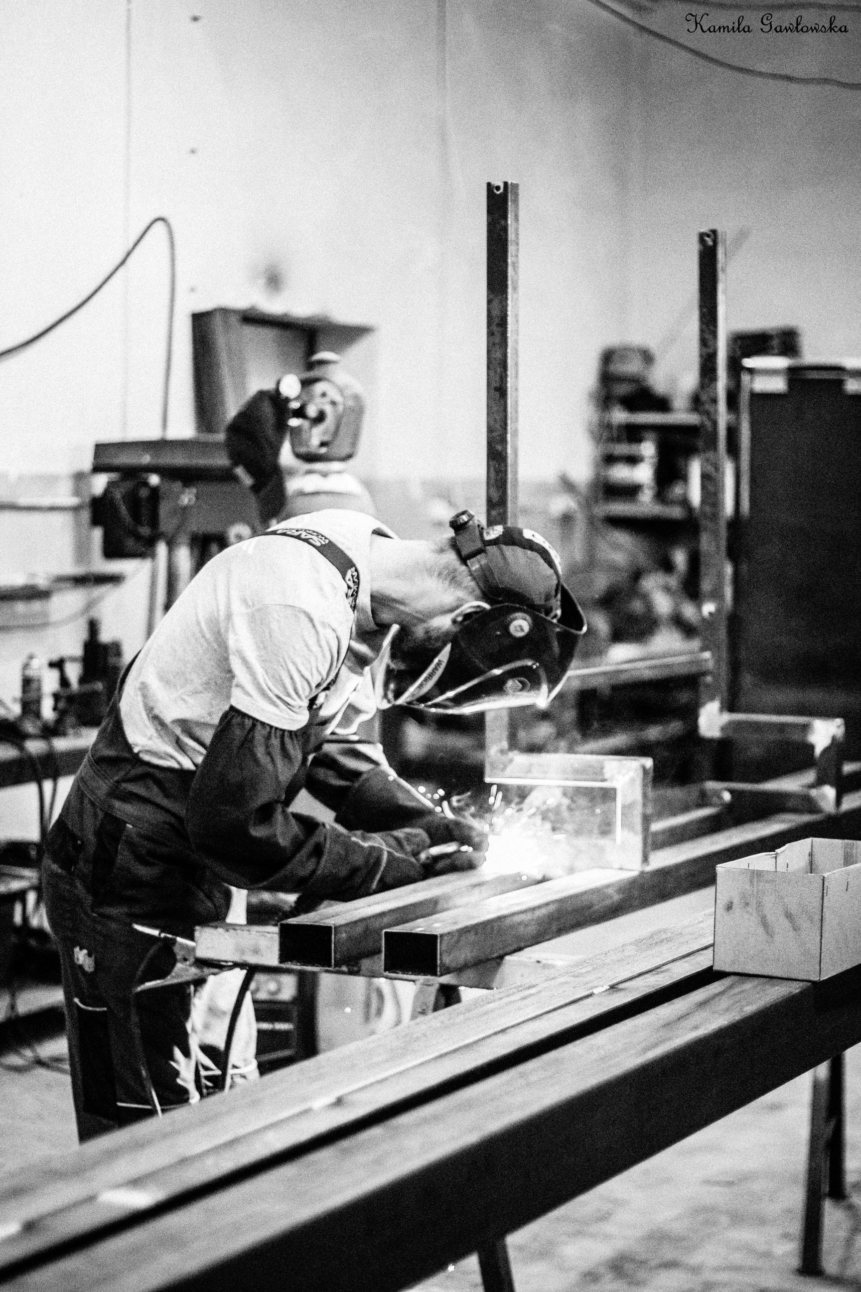 DM TECHNIC Professional TIG welding in industrial workshop – precise stainless steel fabrication for customized components.