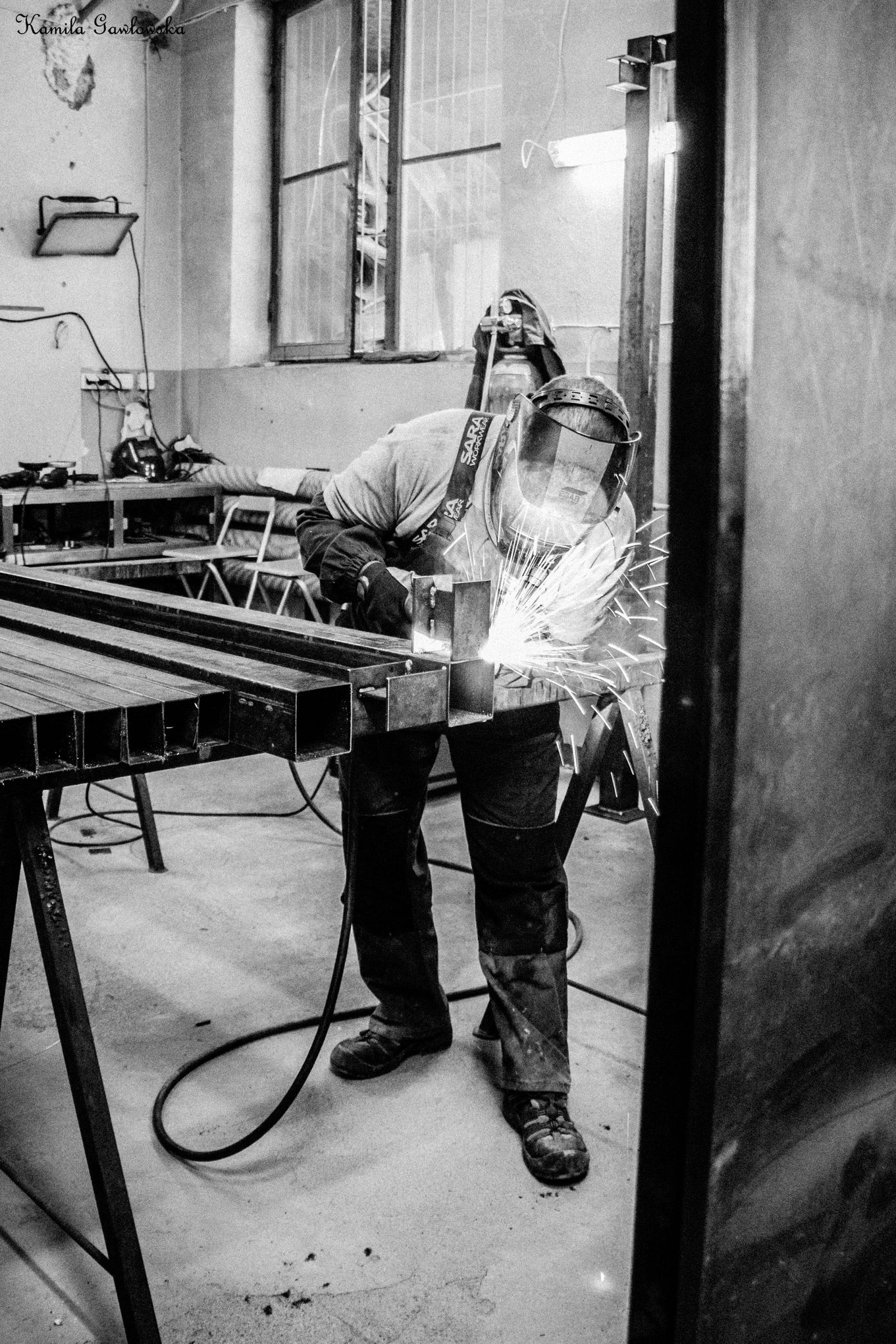 DM TECHNIC Professional TIG welding in industrial workshop – precise stainless steel fabrication for customized components.
