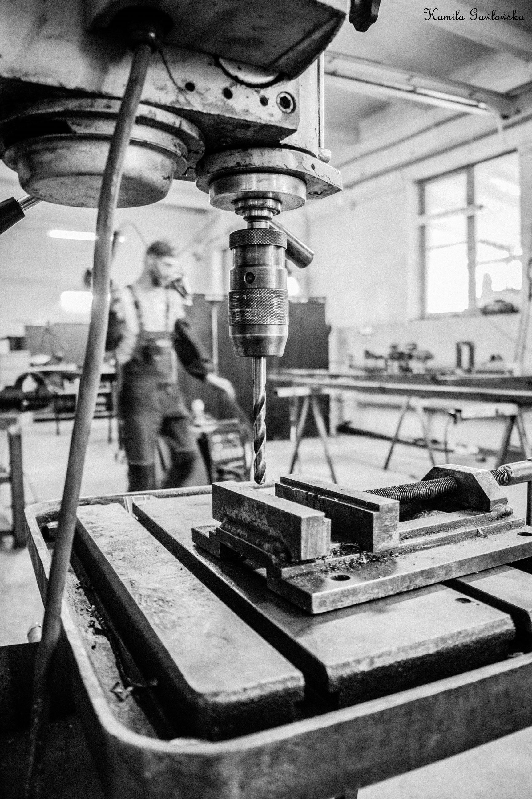 DM TECHNIC Professional TIG welding in industrial workshop – precise stainless steel fabrication for customized components.