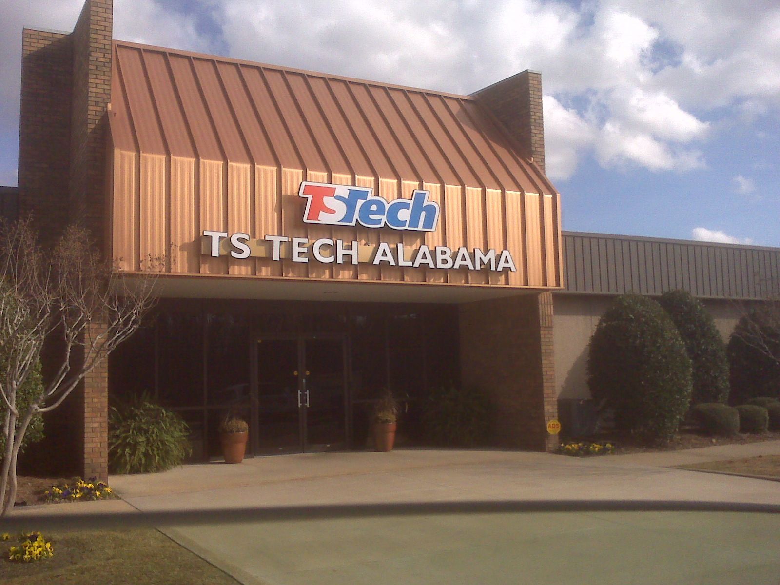 A building with a sign that says ts tech alabama