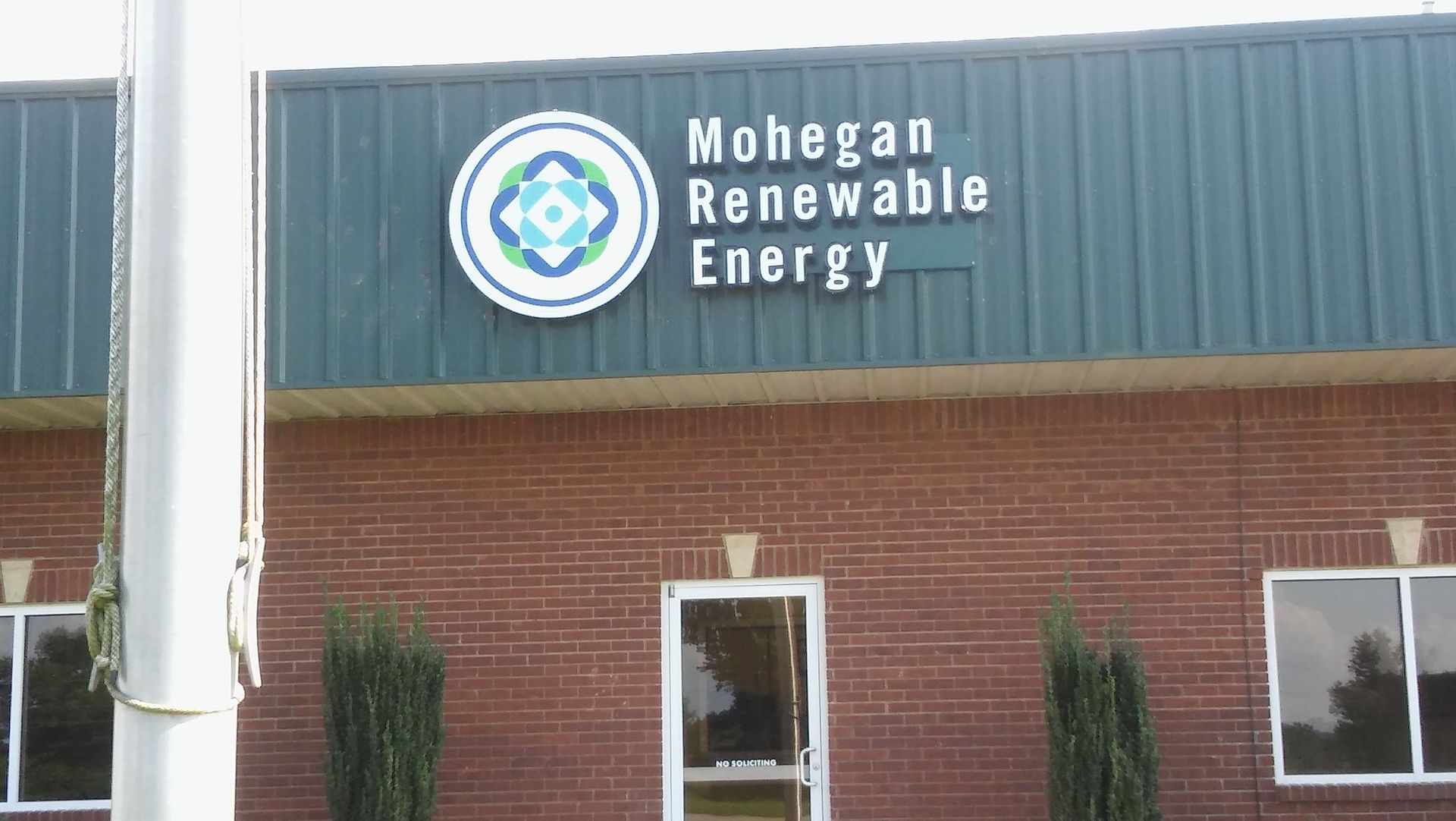 A brick building with a sign that says mohegan renewable energy