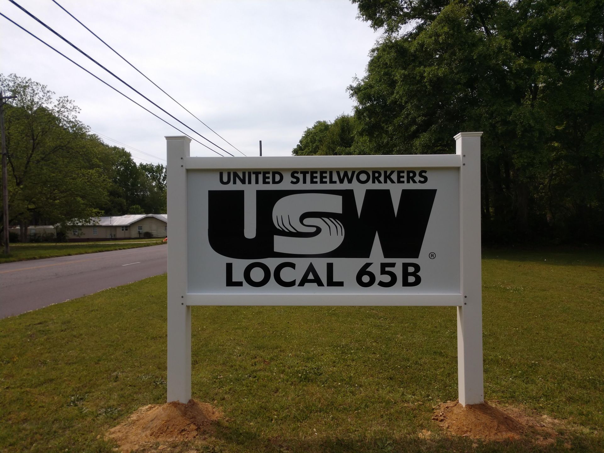 A sign that says united steelworkers local 65b
